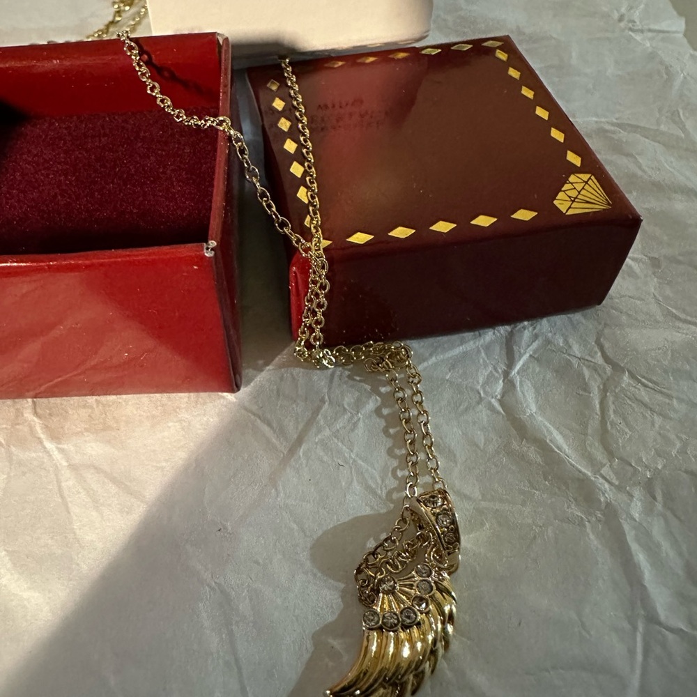 Avon vintage FAVORITE TREASURE PENDANT NECKLACE- LOCK AND KEY - Picture 3 of 15
